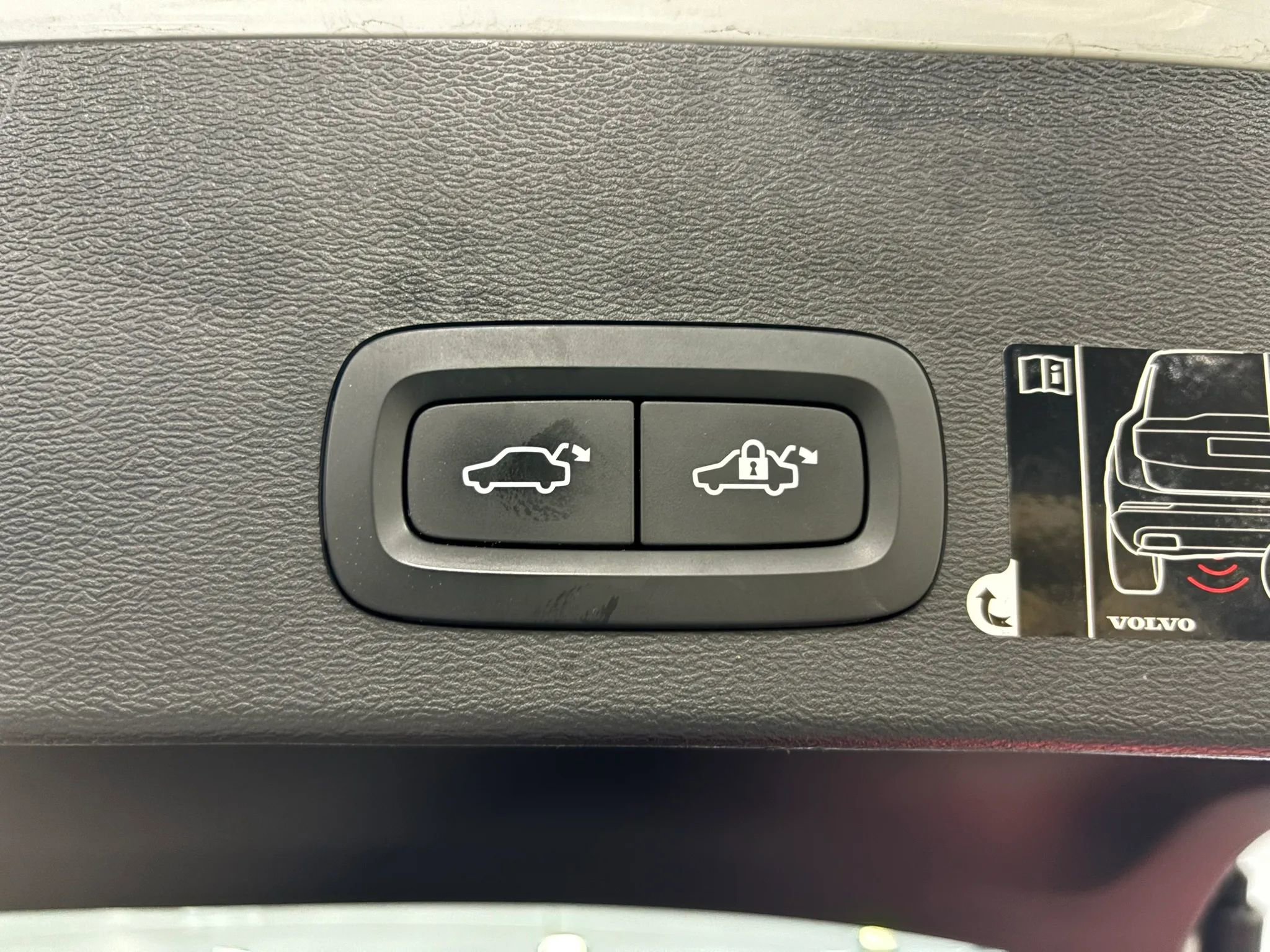 Used 2020 Volvo XC40 T4 R-Design FWD image 43