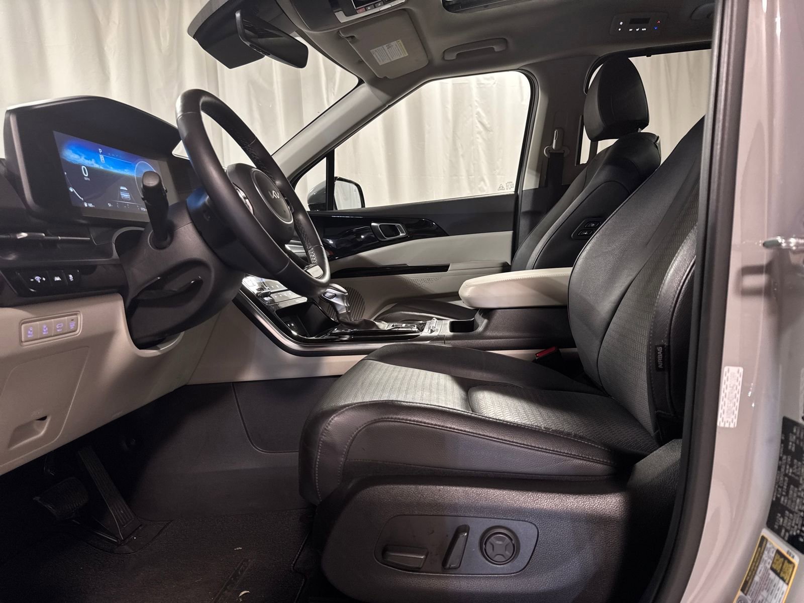 Used 2024 Kia Carnival SX Prestige image 3