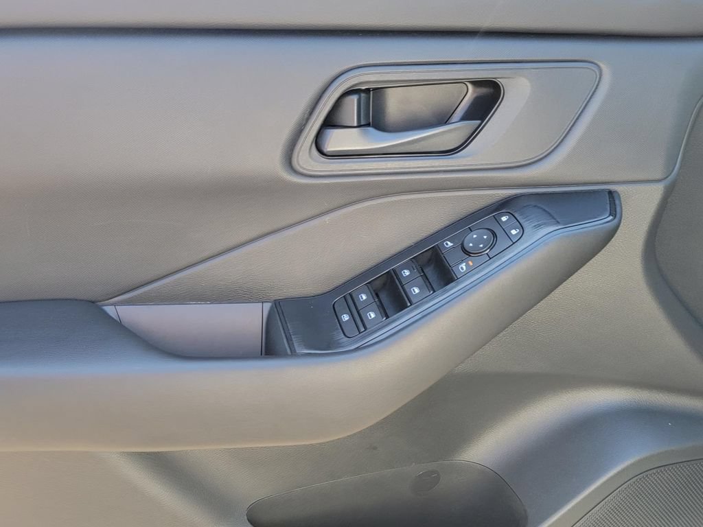 Used 2024 Nissan Rogue S AWD/4WD image 12