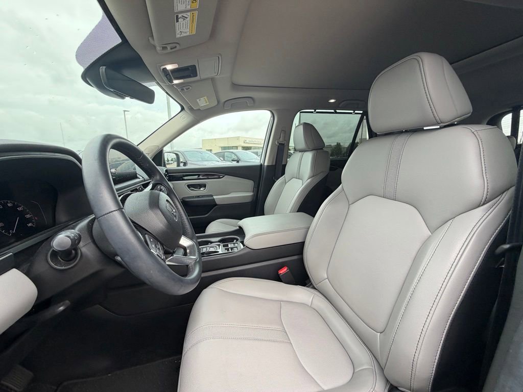 Used 2025 Honda Pilot Touring image 9