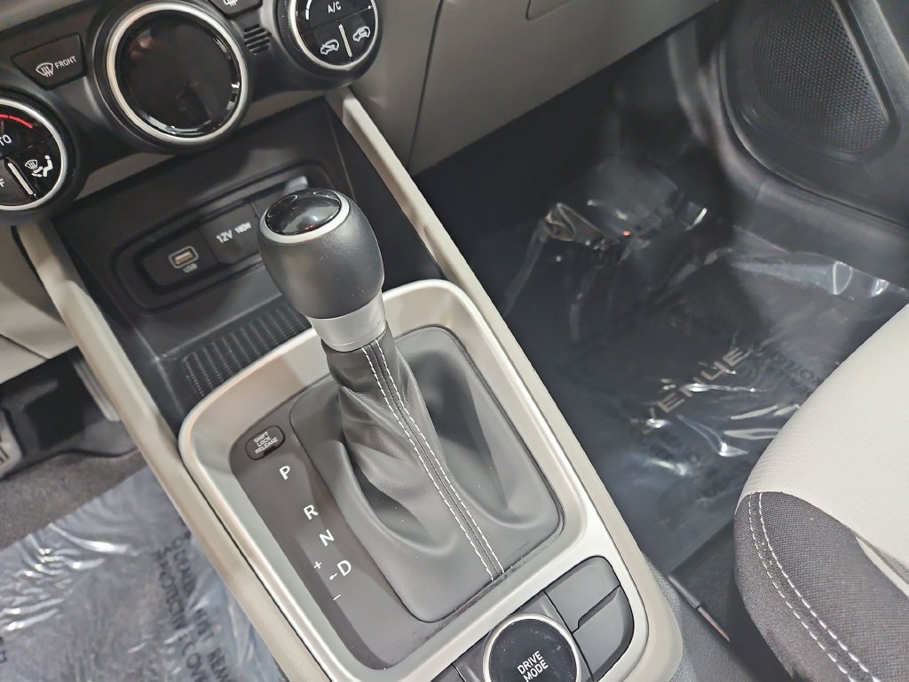 Certified 2025 Hyundai Venue SEL FWD image 25
