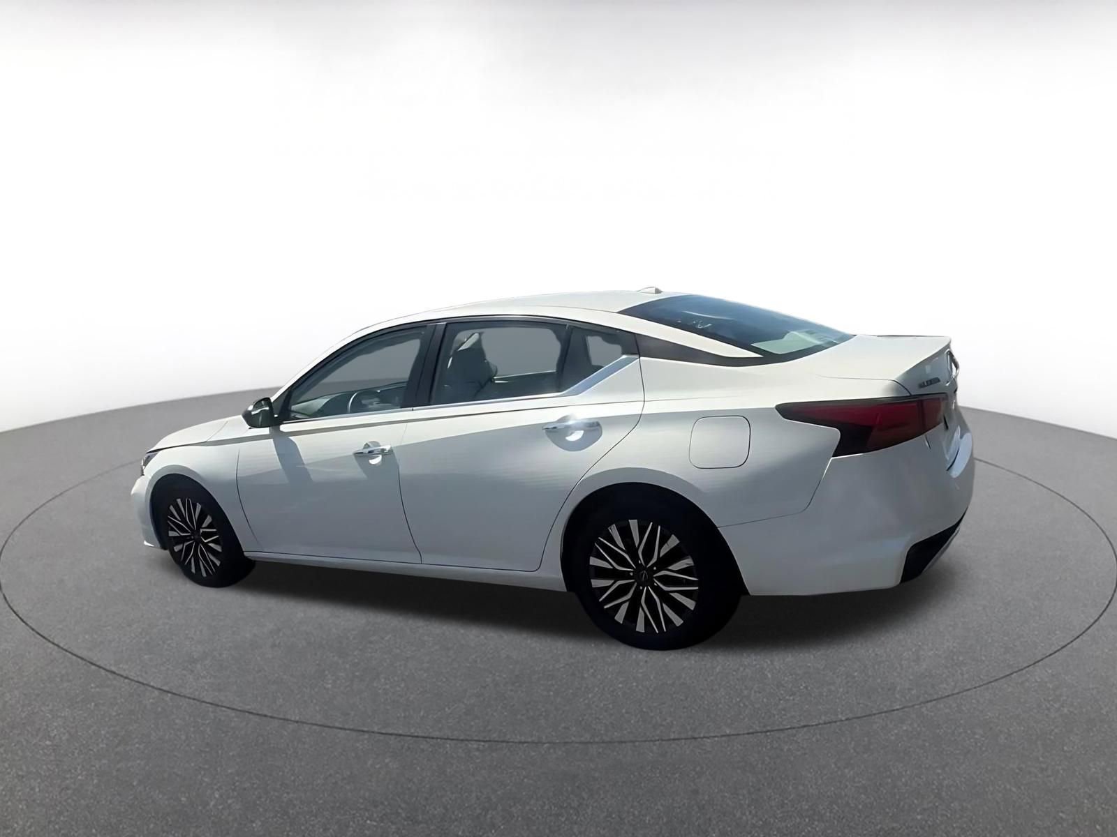 Used 2025 Nissan Altima 2.5 SV FWD image 10