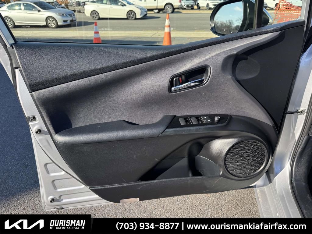 Used 2022 Toyota Prius LE image 9