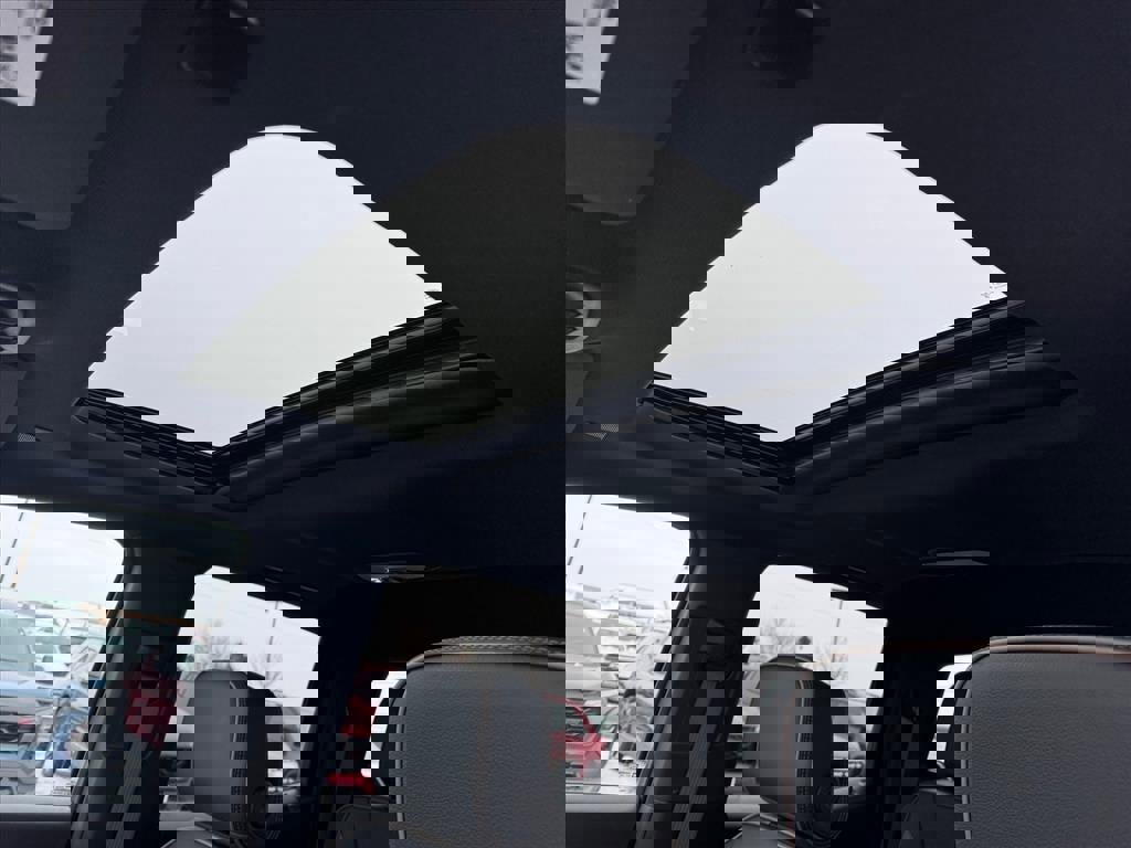 Used 2024 GMC Canyon Denali image 5