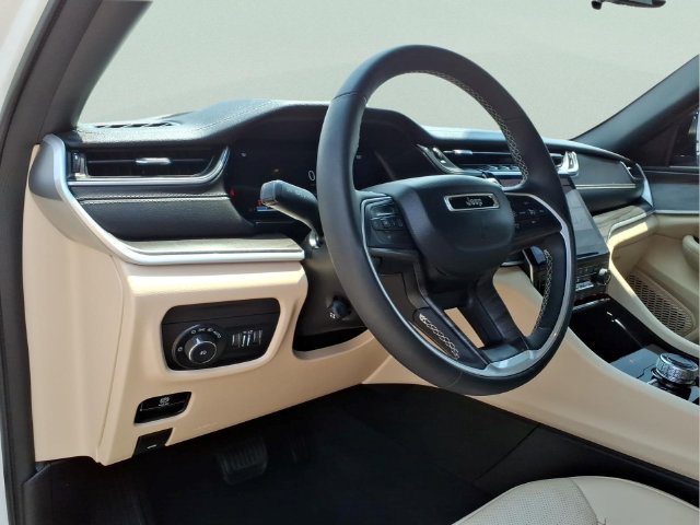 Used 2023 Jeep Grand Cherokee Limited w/ Luxury Tech Group II AWD/4WD image 13
