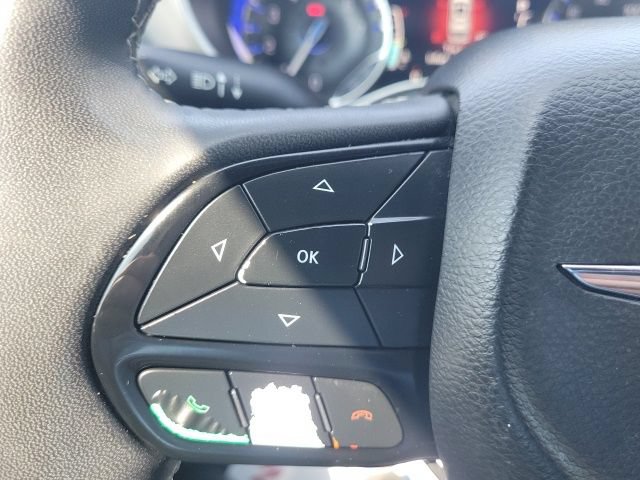 Used 2023 Chrysler Pacifica Touring FWD image 35