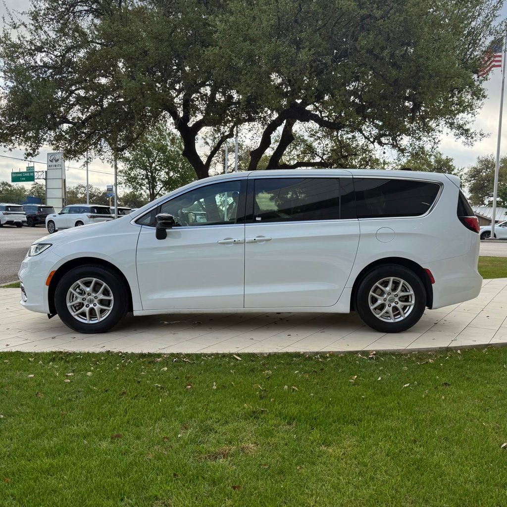 Used 2025 Chrysler Pacifica Select image 8