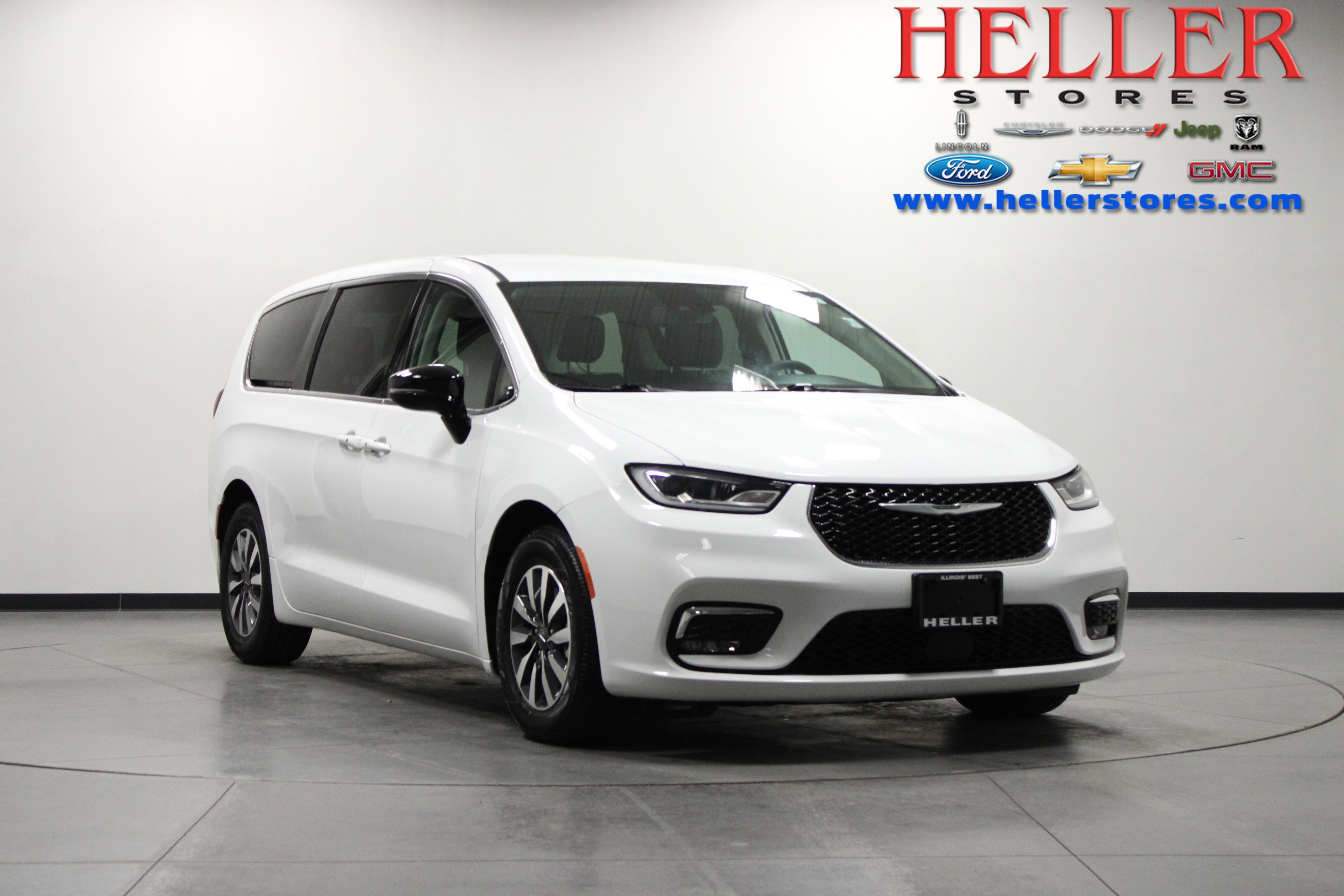 Used 2024 Chrysler Pacifica Select FWD image 1