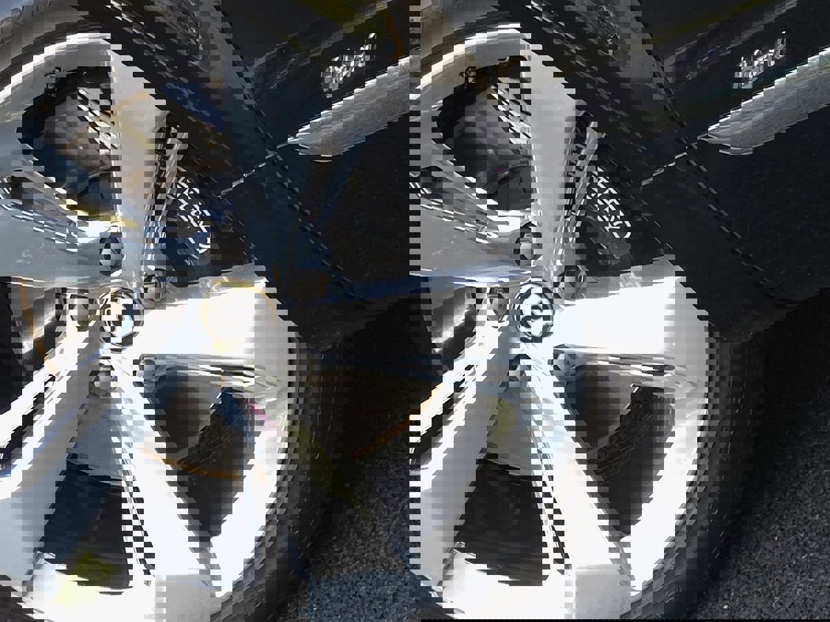 Used 2020 Bentley Bentayga Plug-In Hybrid image 75