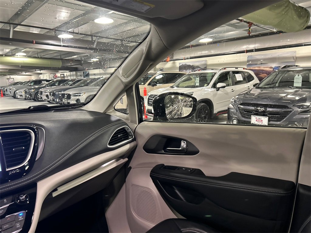 Used 2022 Chrysler Pacifica Touring-L image 25