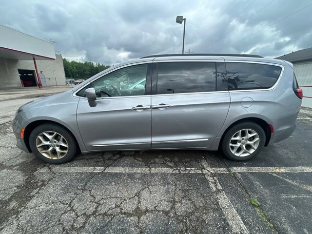 Used 2017 Chrysler Pacifica Touring FWD image 2