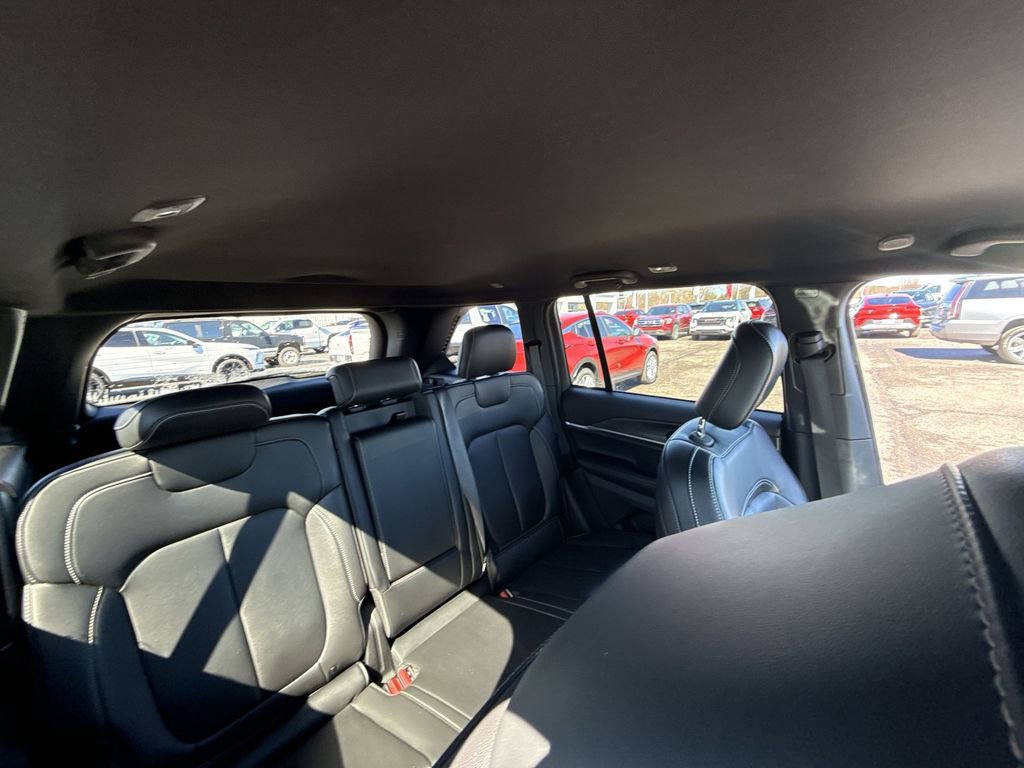 Used 2025 Jeep Grand Cherokee Limited image 10