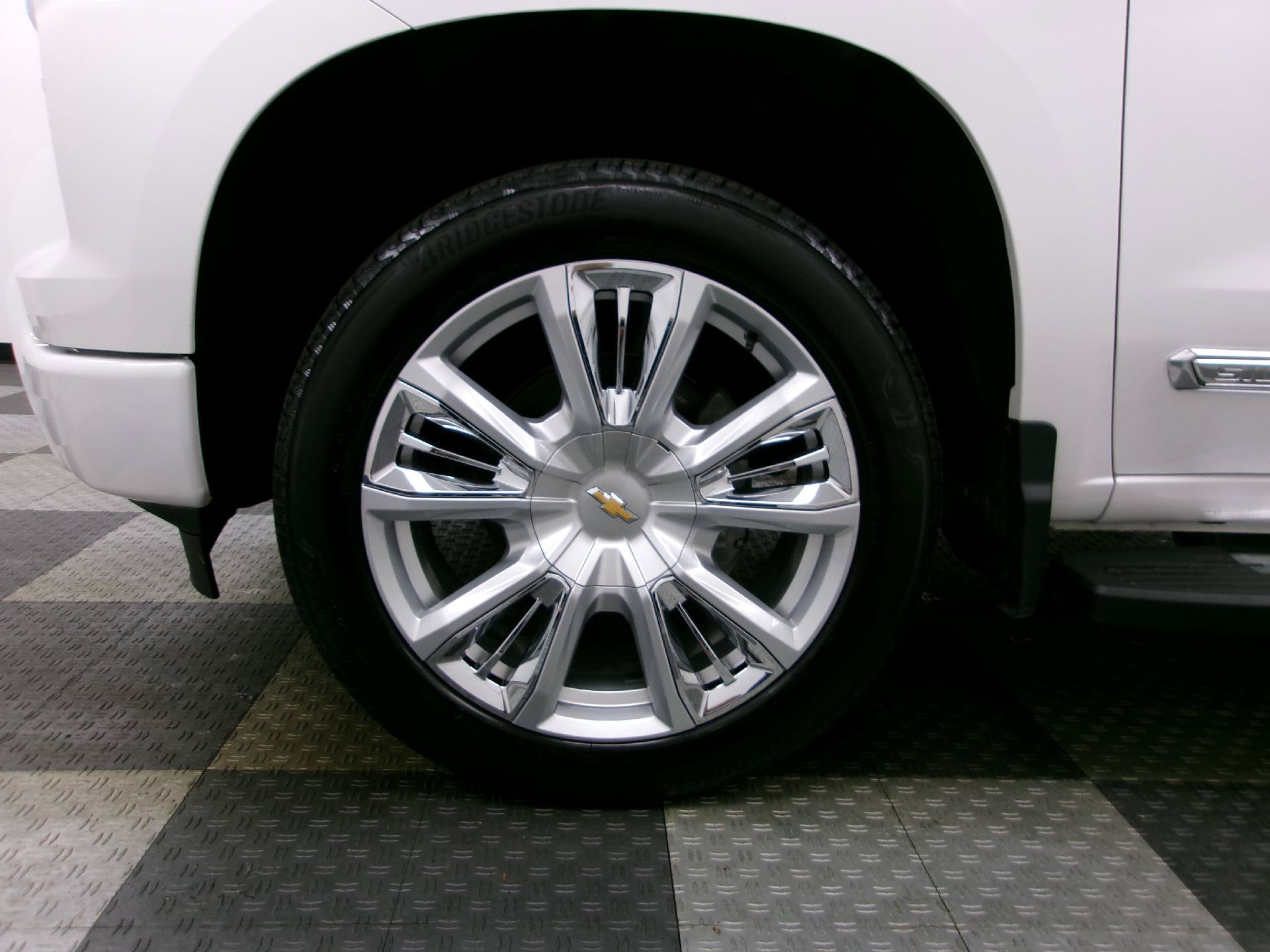 Used 2024 Chevrolet Silverado 1500 High Country w/ High Country Premium Package AWD/4WD image 17
