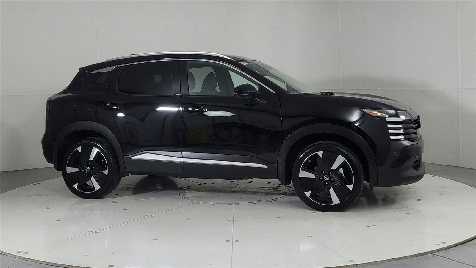 Certified 2025 Nissan Kicks SR FWD image 8