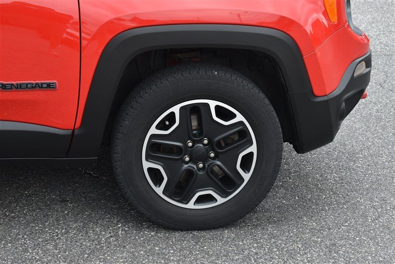 Used 2017 Jeep Renegade Trailhawk AWD/4WD image 3