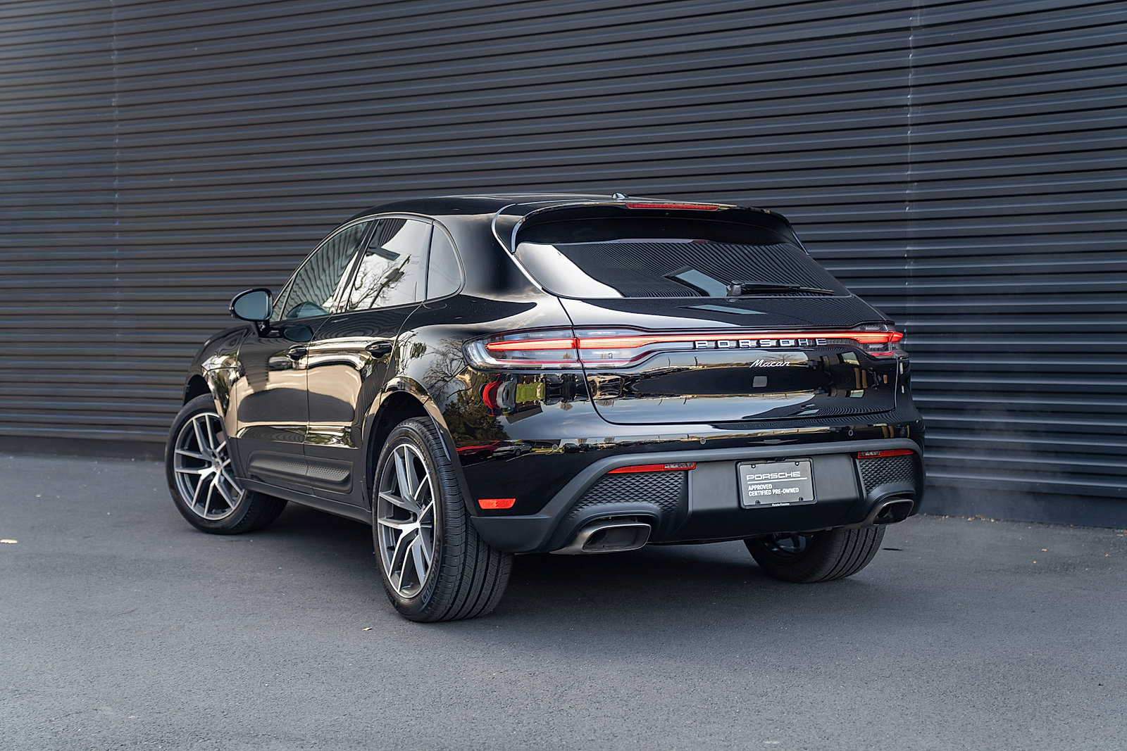 Certified 2025 Porsche Macan AWD/4WD image 3