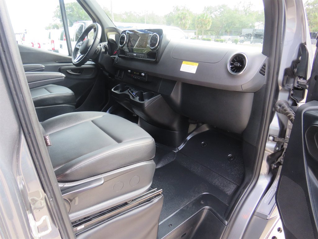 Used 2022 Mercedes-Benz Sprinter 4500 w/ Parking Package image 28