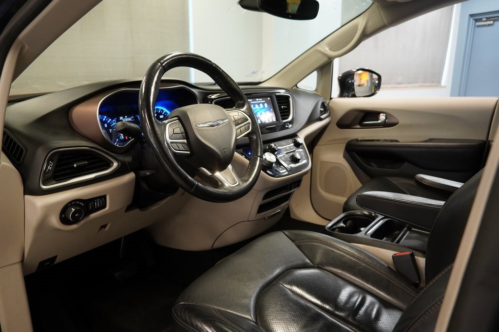 Used 2019 Chrysler Pacifica Touring-L image 6