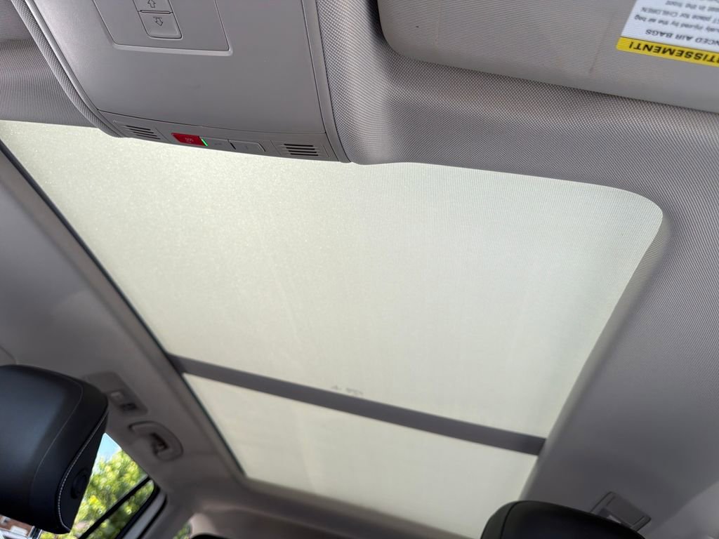 Used 2021 Volkswagen Tiguan SE w/ Panoramic Sunroof Package FWD image 23