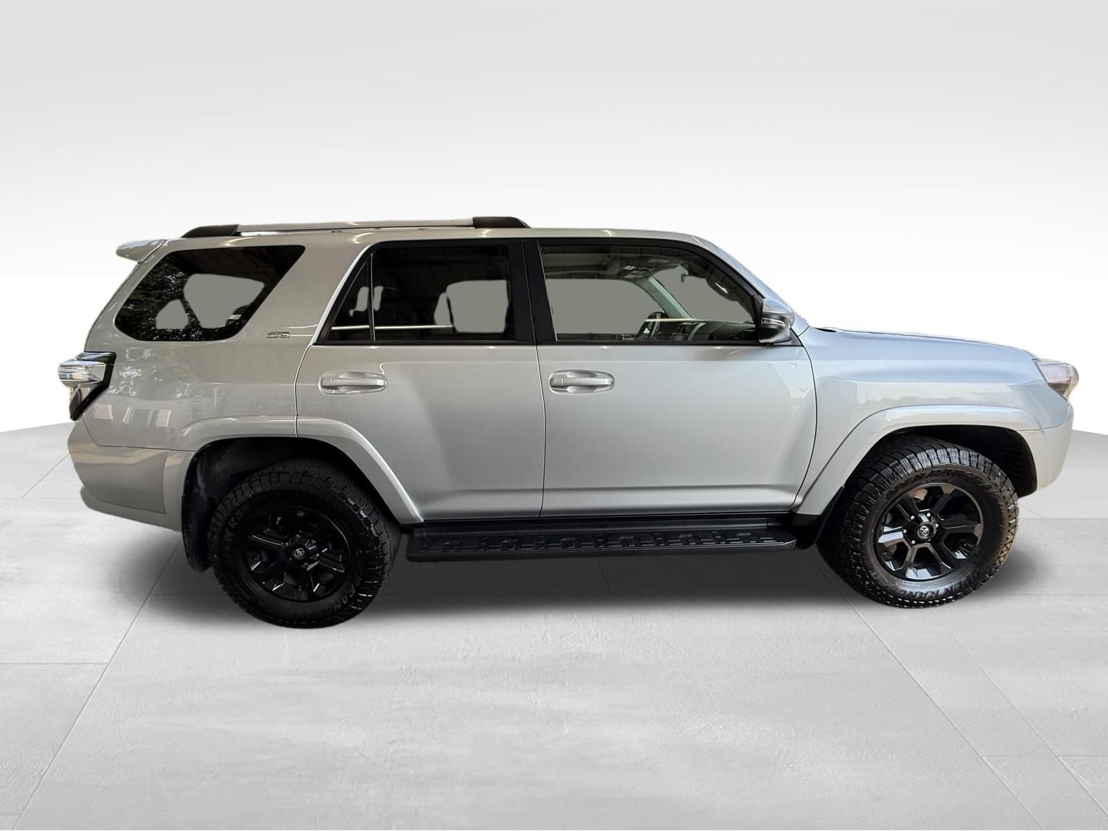 Used 2022 Toyota 4Runner SR5 Premium w/ Moonroof Package AWD/4WD image 4