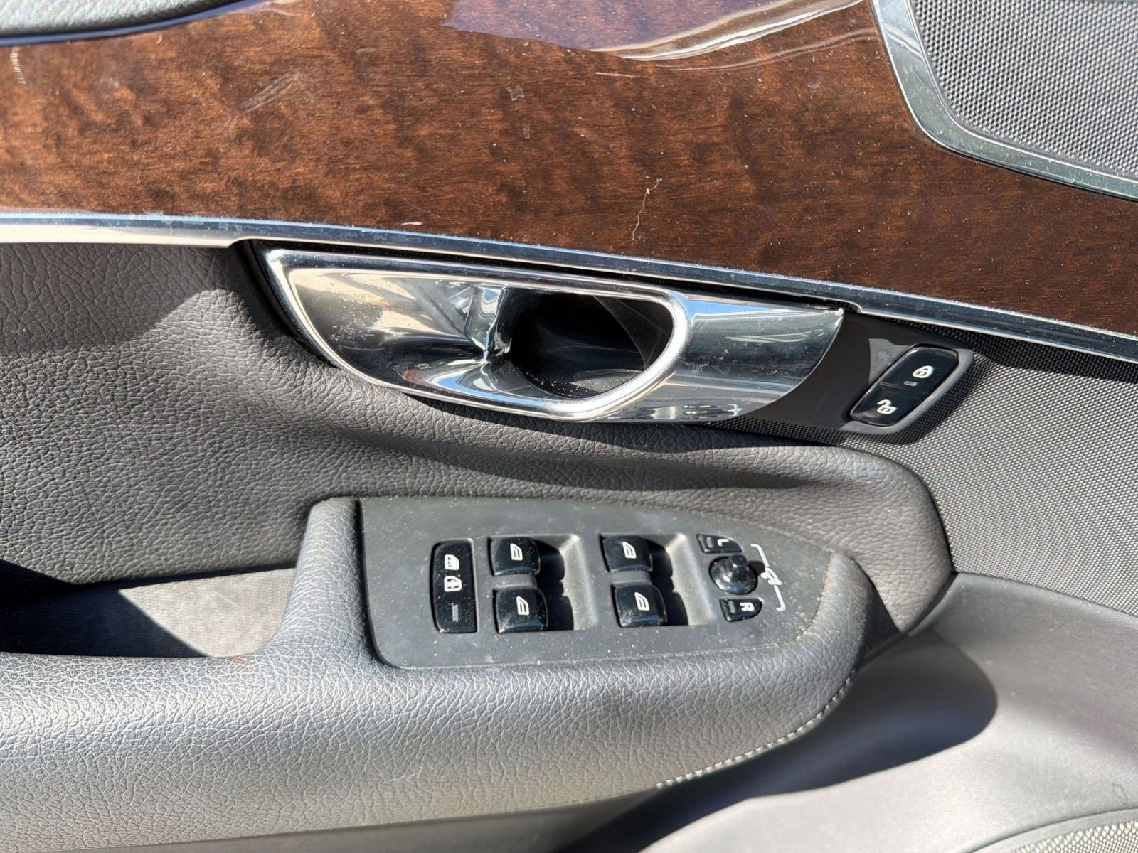 Used 2016 Volvo XC90 T6 Momentum w/ Momentum Plus Package image 12