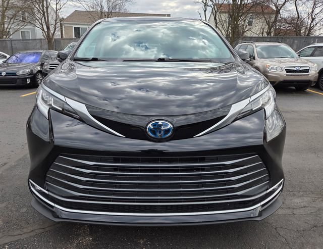 Used 2021 Toyota Sienna Limited image 2