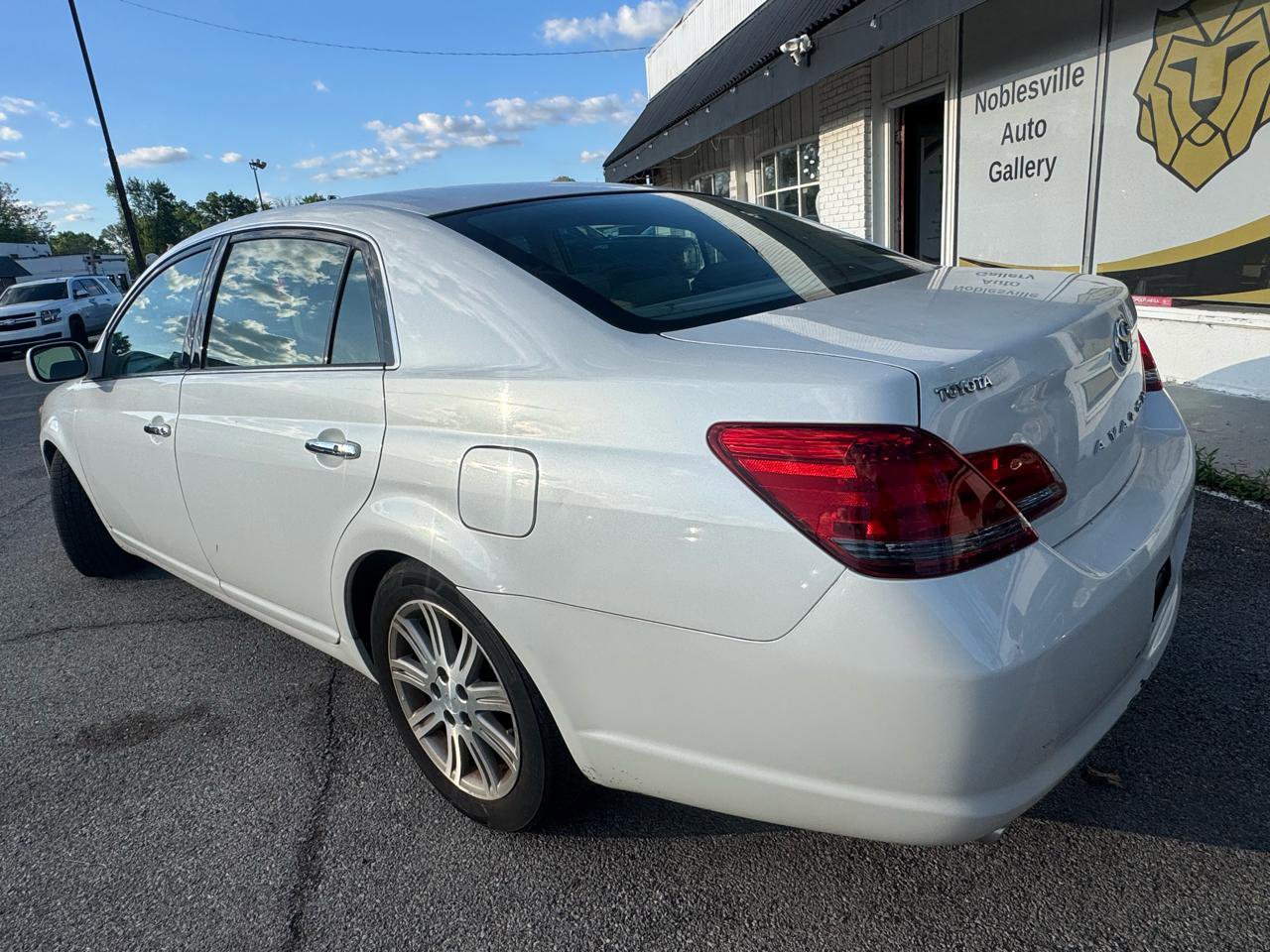 Used 2008 Toyota Avalon XLS FWD image 4