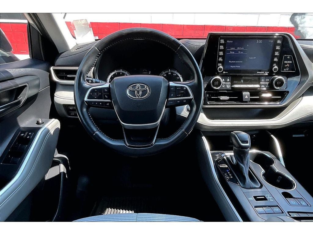 Used 2022 Toyota Highlander LE AWD/4WD image 6
