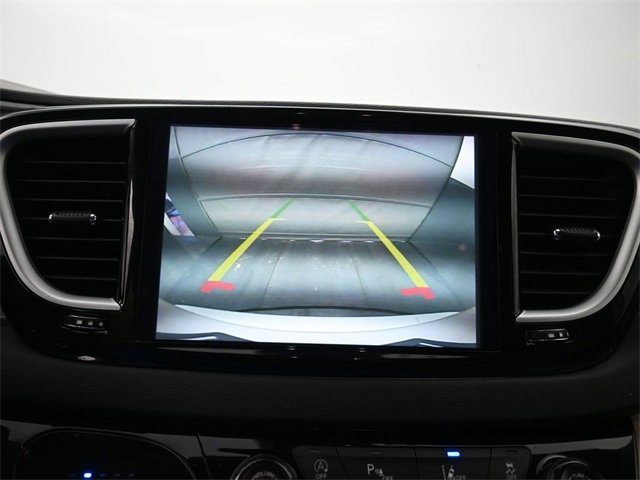 Used 2024 Chrysler Pacifica Touring-L image 15