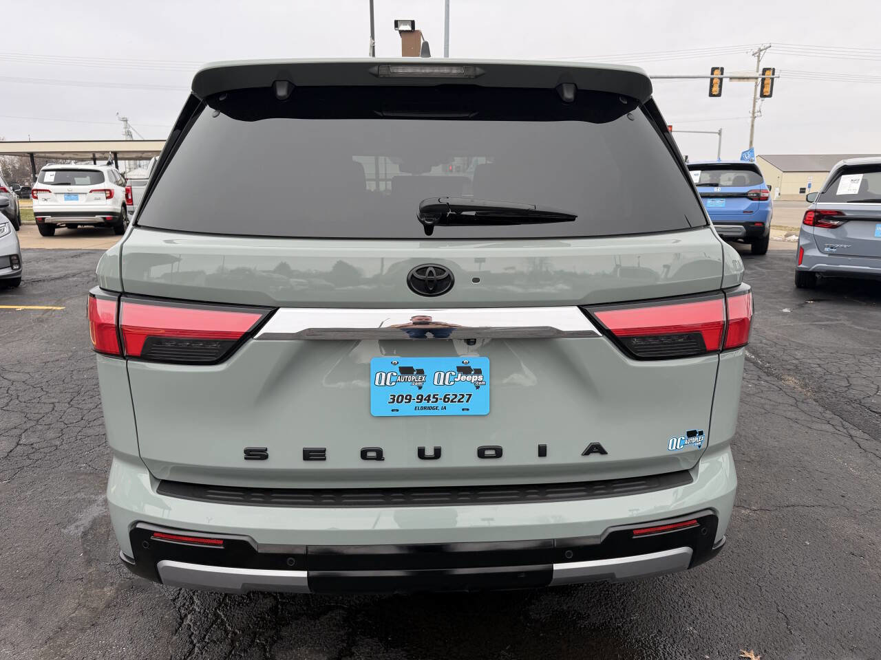 Used 2024 Toyota Sequoia Limited w/ Tow Technology Package AWD/4WD image 7