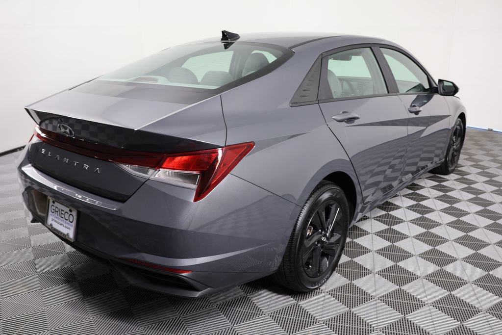 Used 2023 Hyundai Elantra SEL w/ Preferred Accessory Package FWD image 8