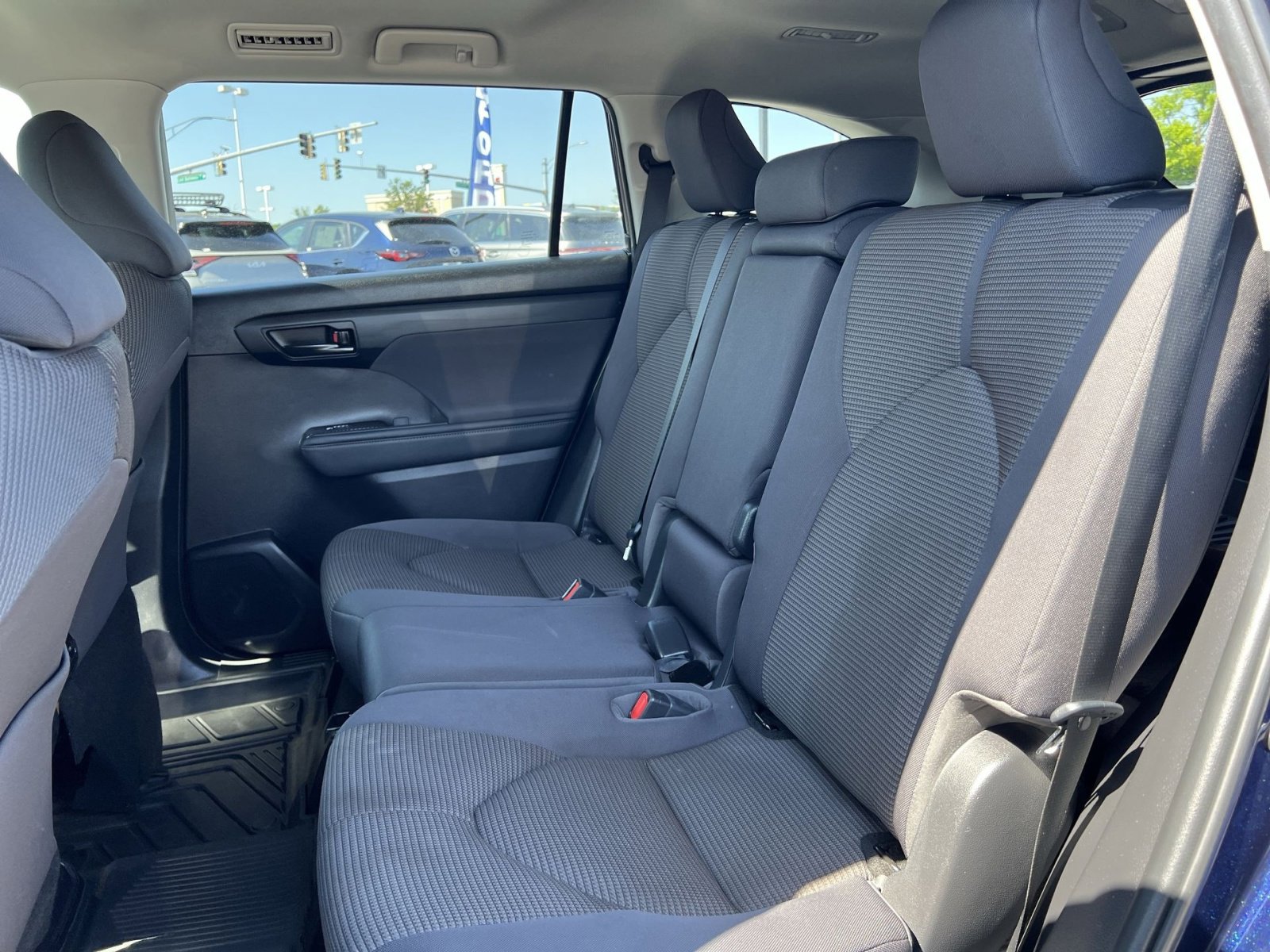 Used 2023 Toyota Highlander LE FWD image 31