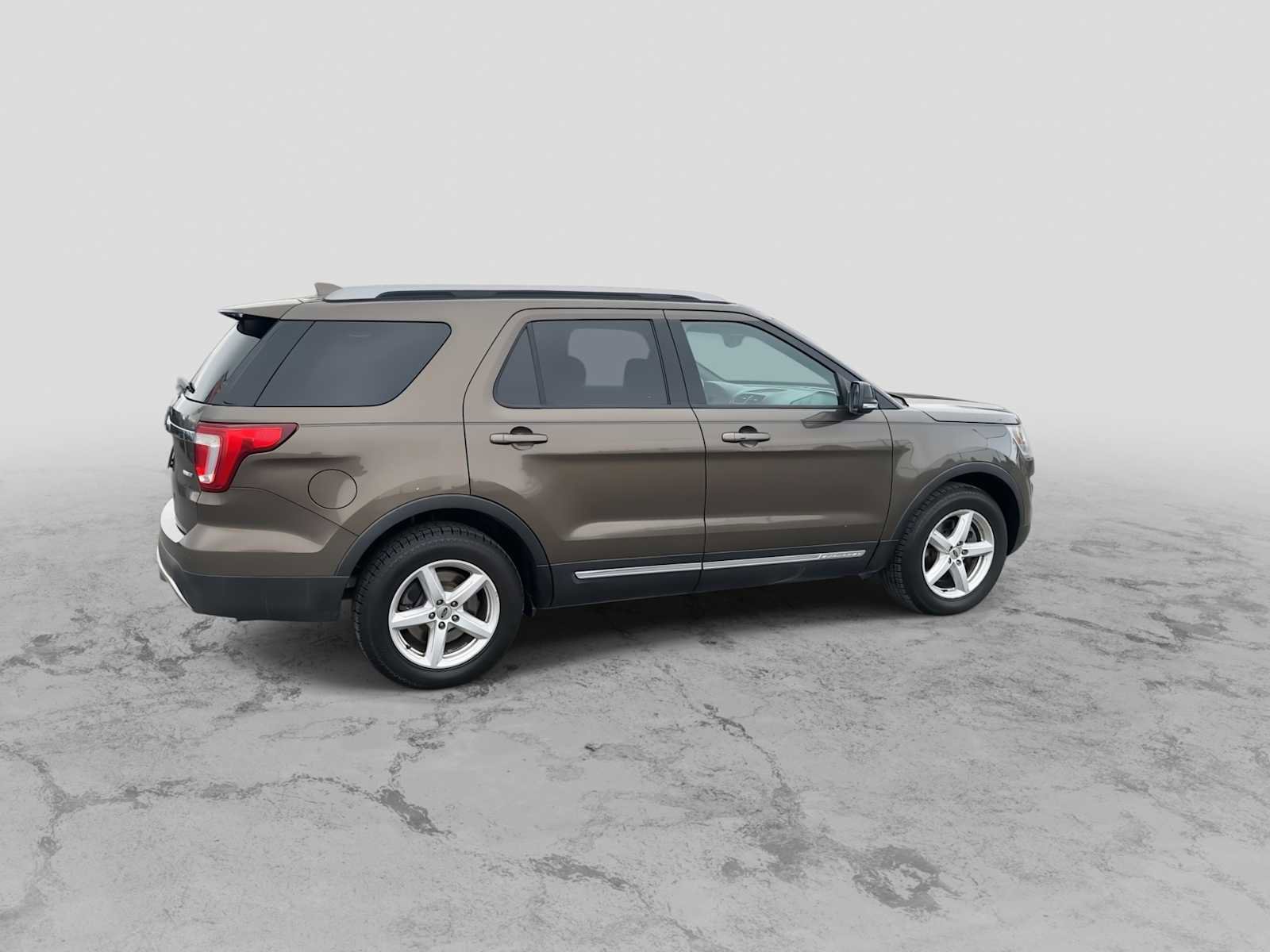 Used 2016 Ford Explorer XLT image 8