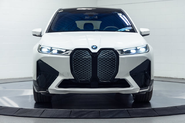Used 2024 BMW iX xDrive50 w/ Premium Package AWD/4WD image 5