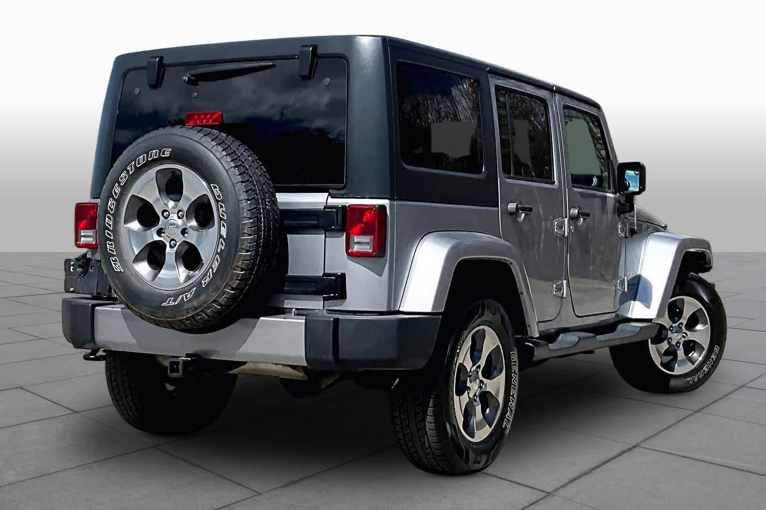 Used 2018 Jeep Wrangler Unlimited Sahara w/ Connectivity Group AWD/4WD image 13