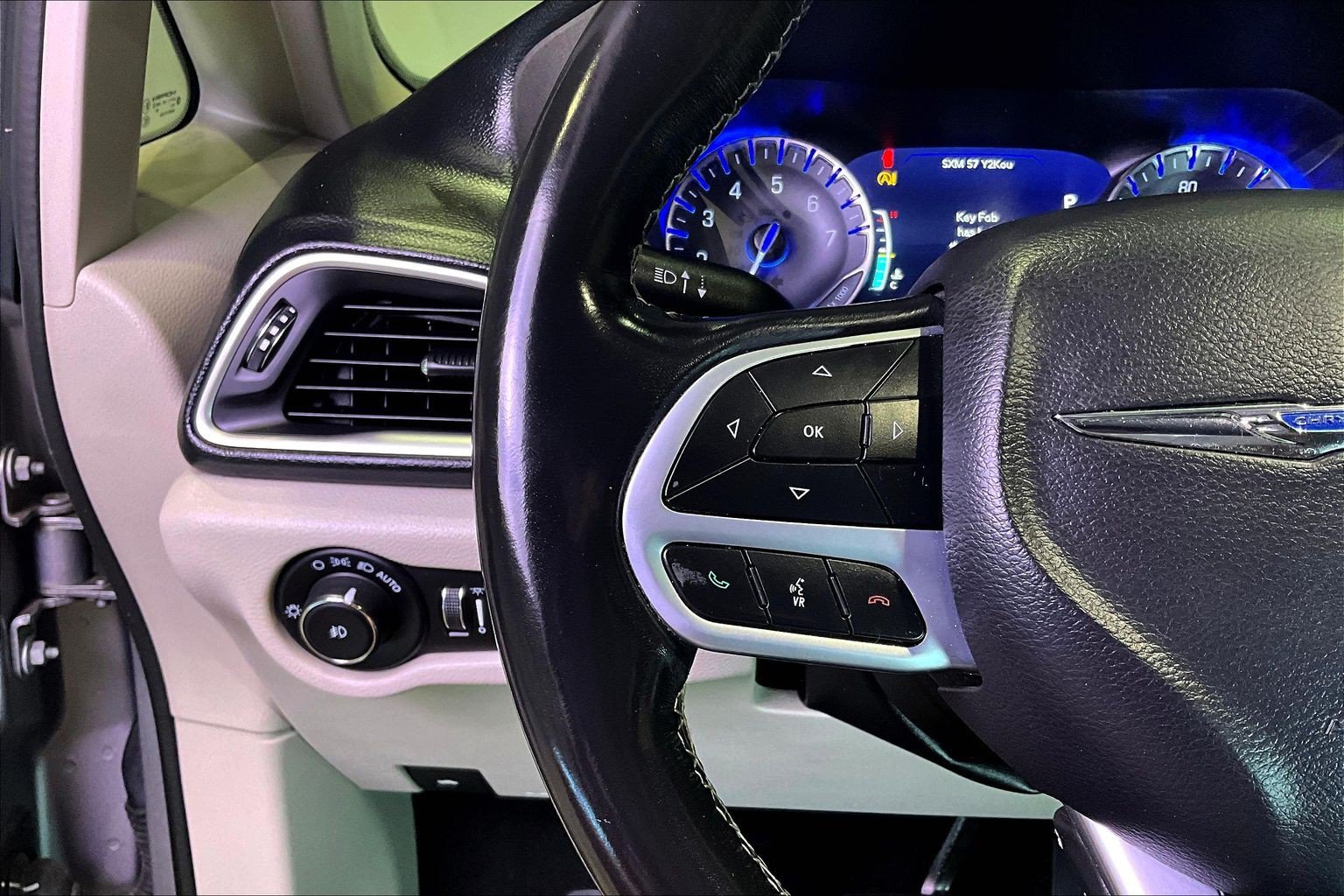 Used 2021 Chrysler Pacifica Touring-L FWD image 12
