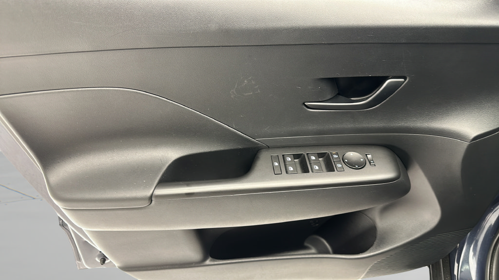 Used 2025 Hyundai Kona SEL FWD image 12