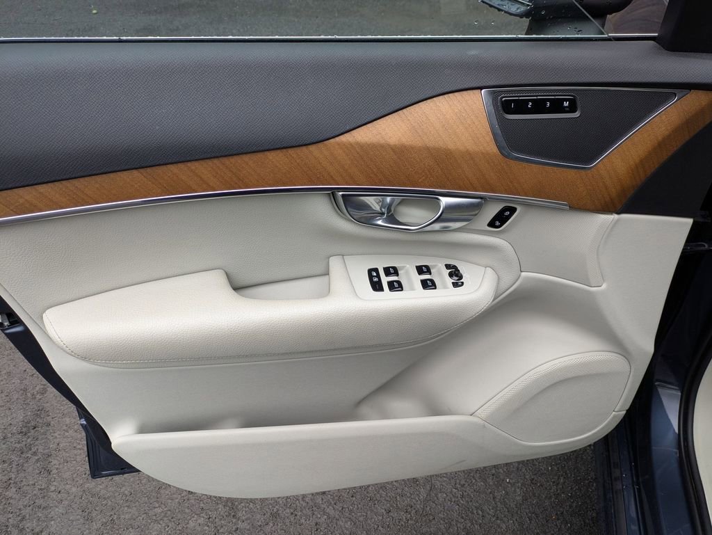 Used 2021 Volvo XC90 T6 Momentum image 7