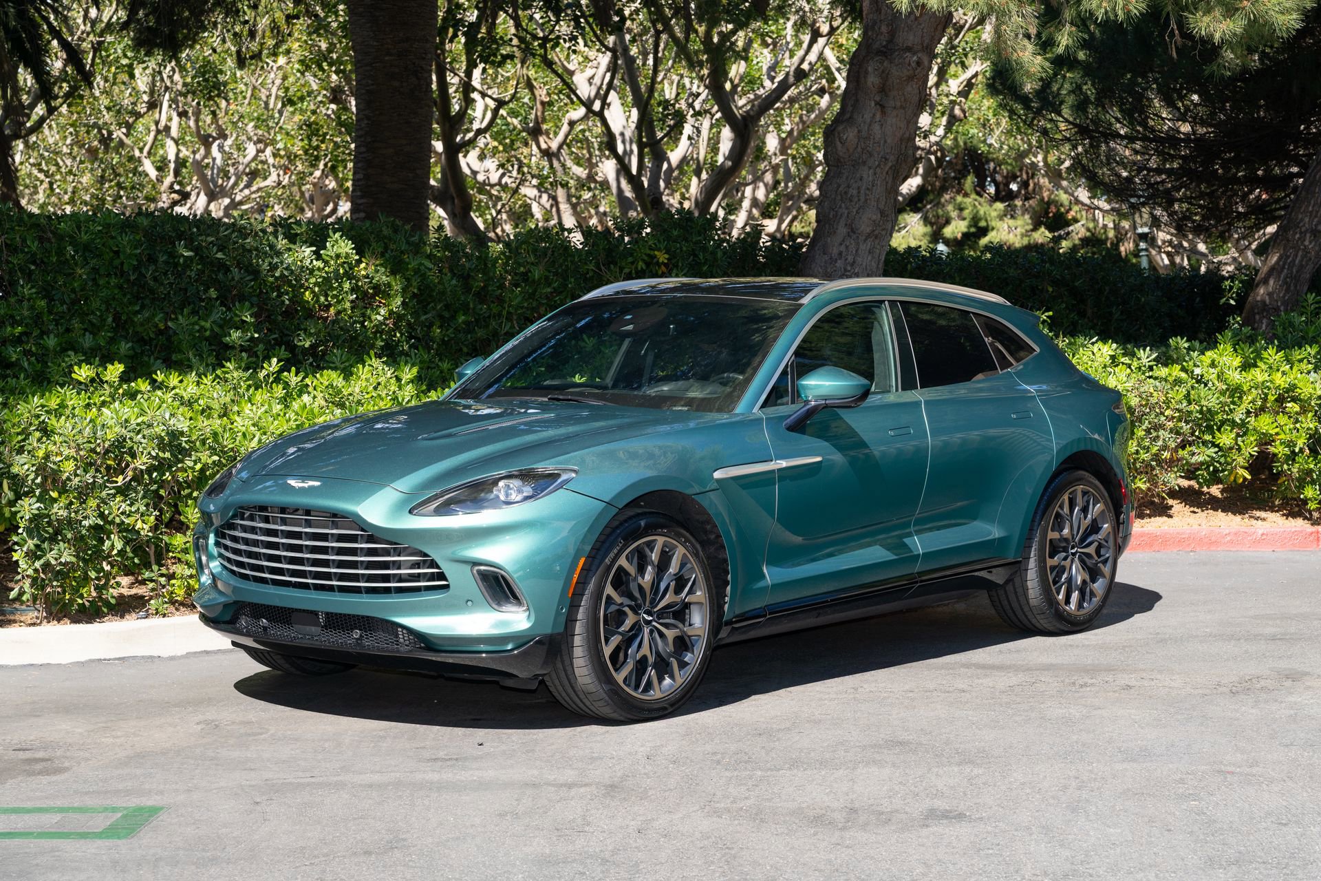 Used 2021 Aston Martin DBX AWD/4WD image 2