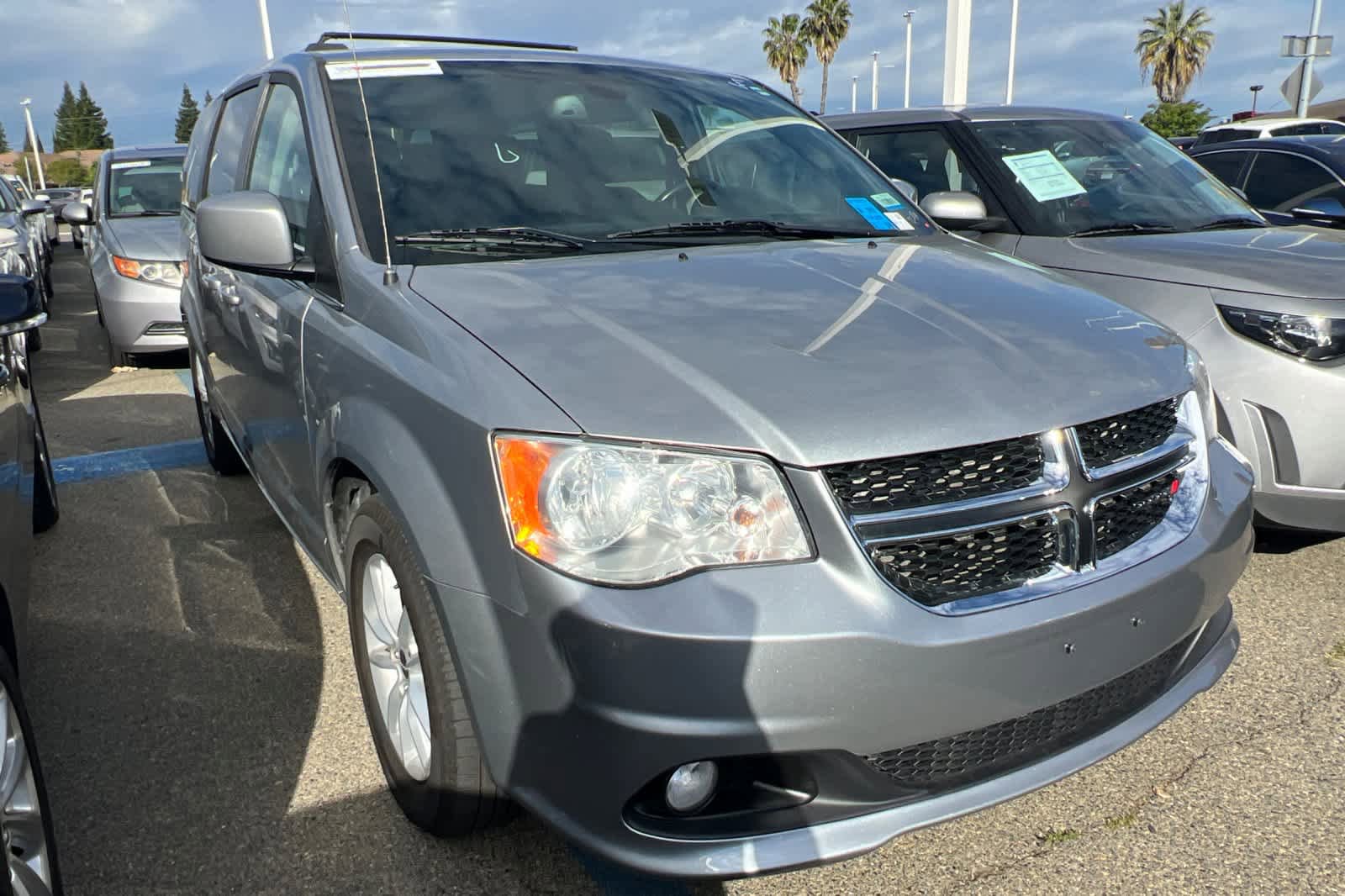 Used 2019 Dodge Grand Caravan SXT image 3