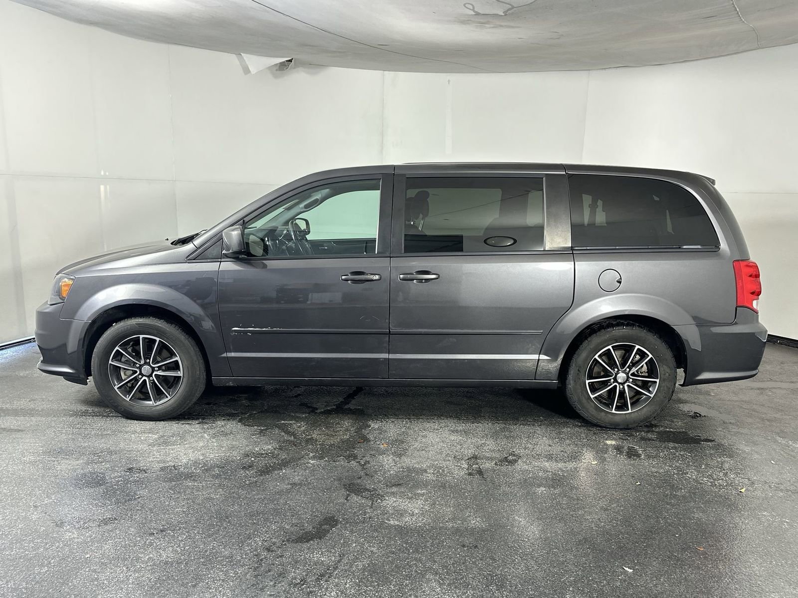 Used 2017 Dodge Grand Caravan SE image 5