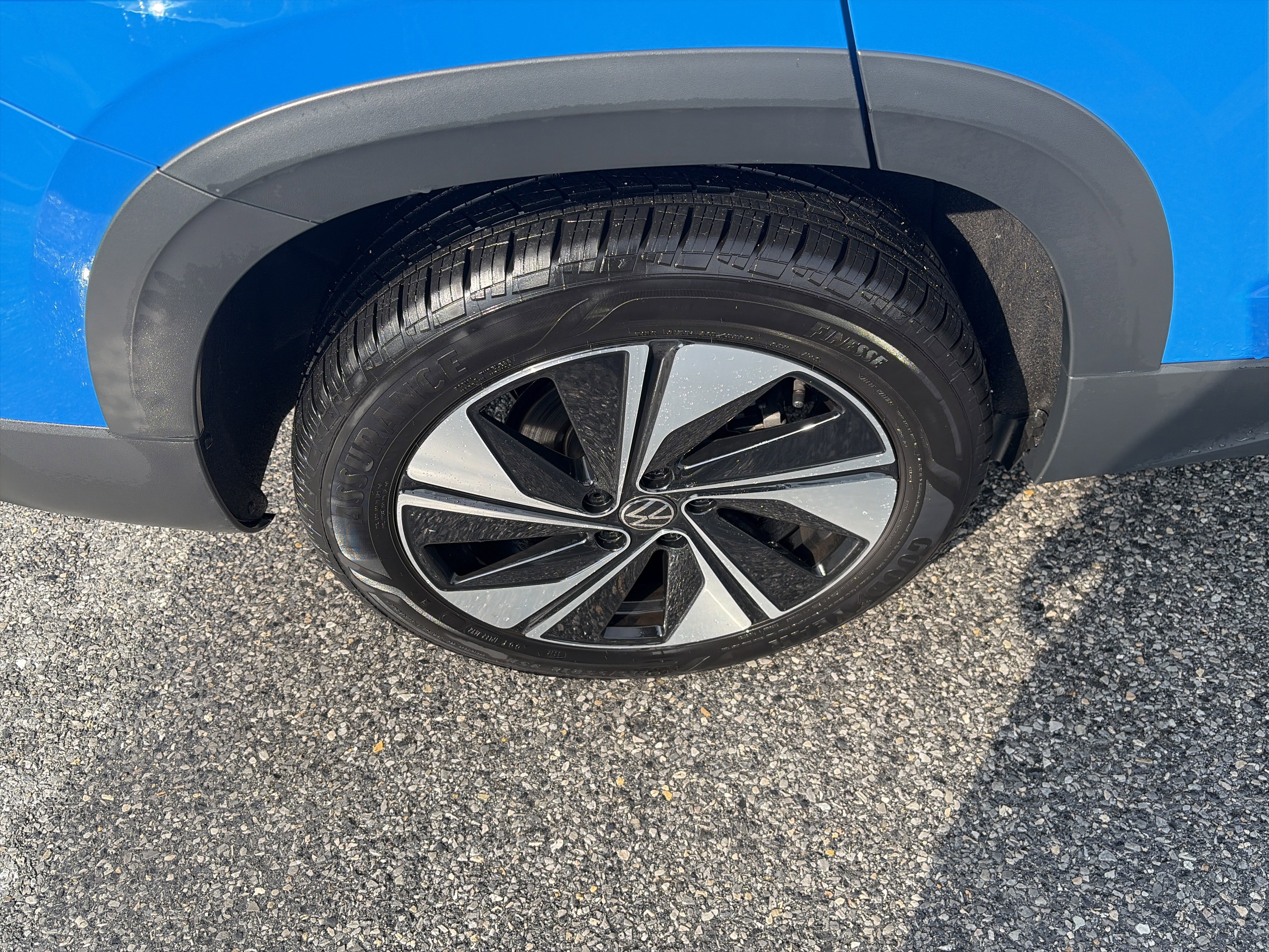 Certified 2025 Volkswagen Taos SE image 18