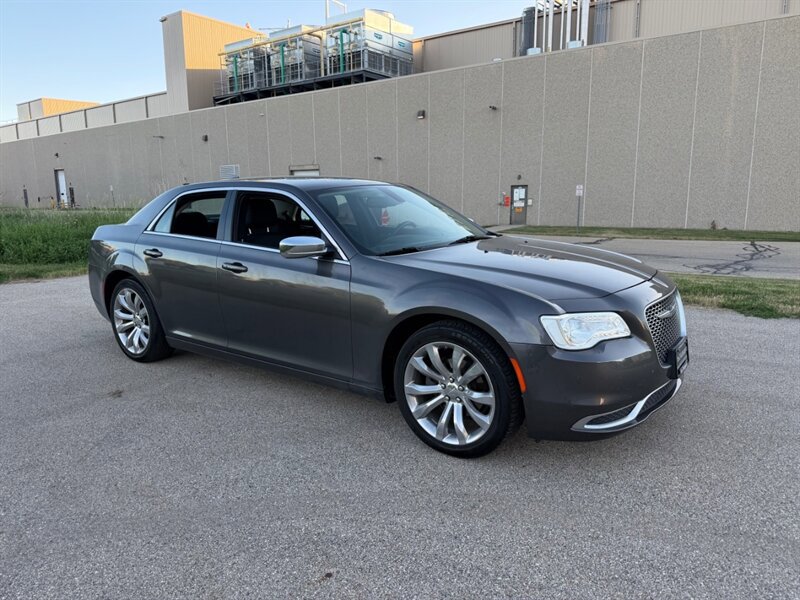 Used 2018 Chrysler 300 Touring w/ Chrome Appearance Package RWD image 9