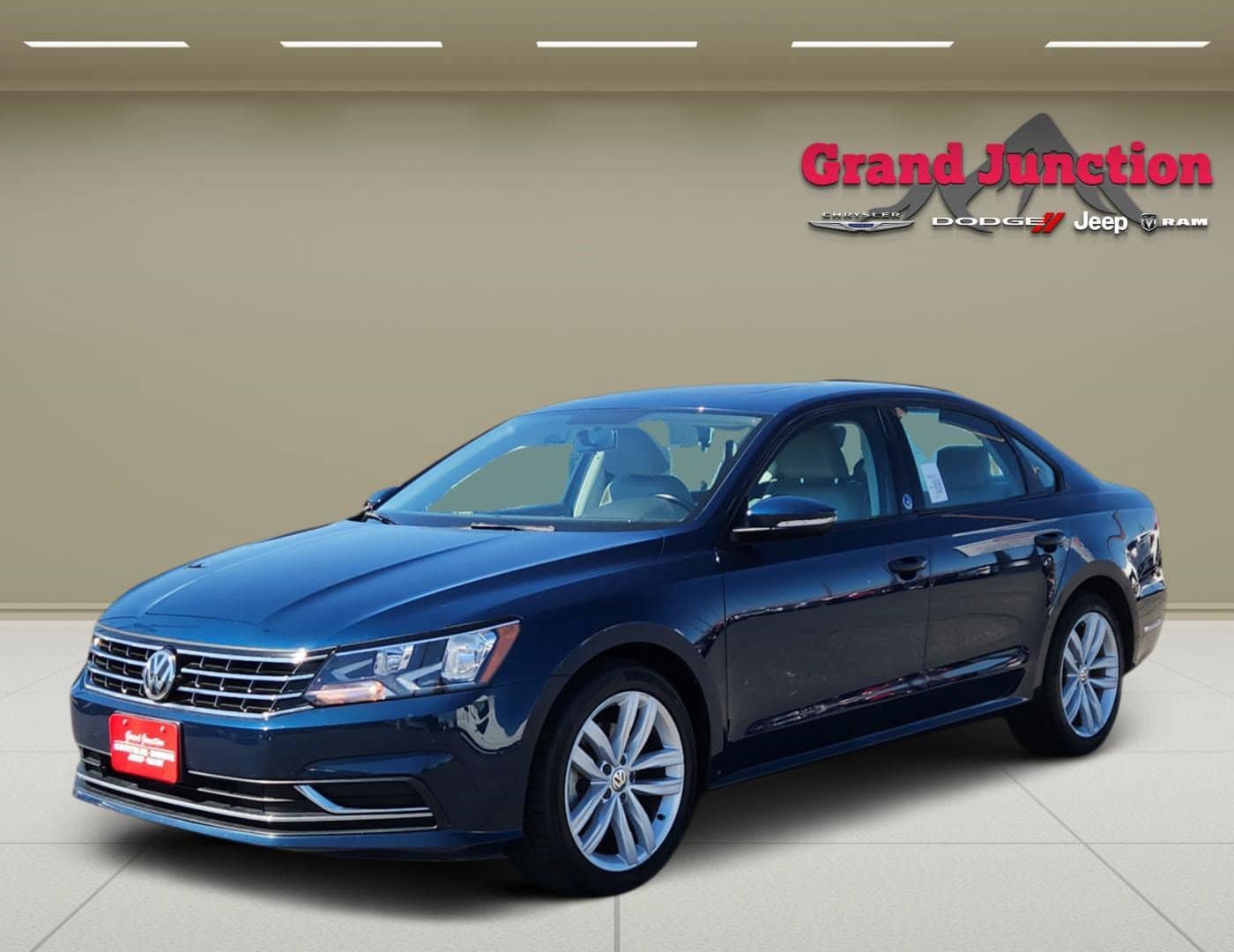 Used 2019 Volkswagen Passat 2.0T Wolfsburg w/ Wheels & Sunroof Package FWD image 3