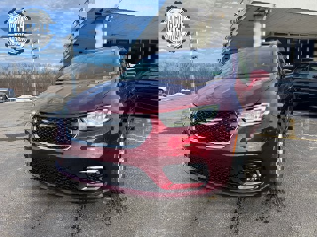 Used 2022 Chrysler Pacifica Touring-L w/ Uconnect Theater Family Group image 1