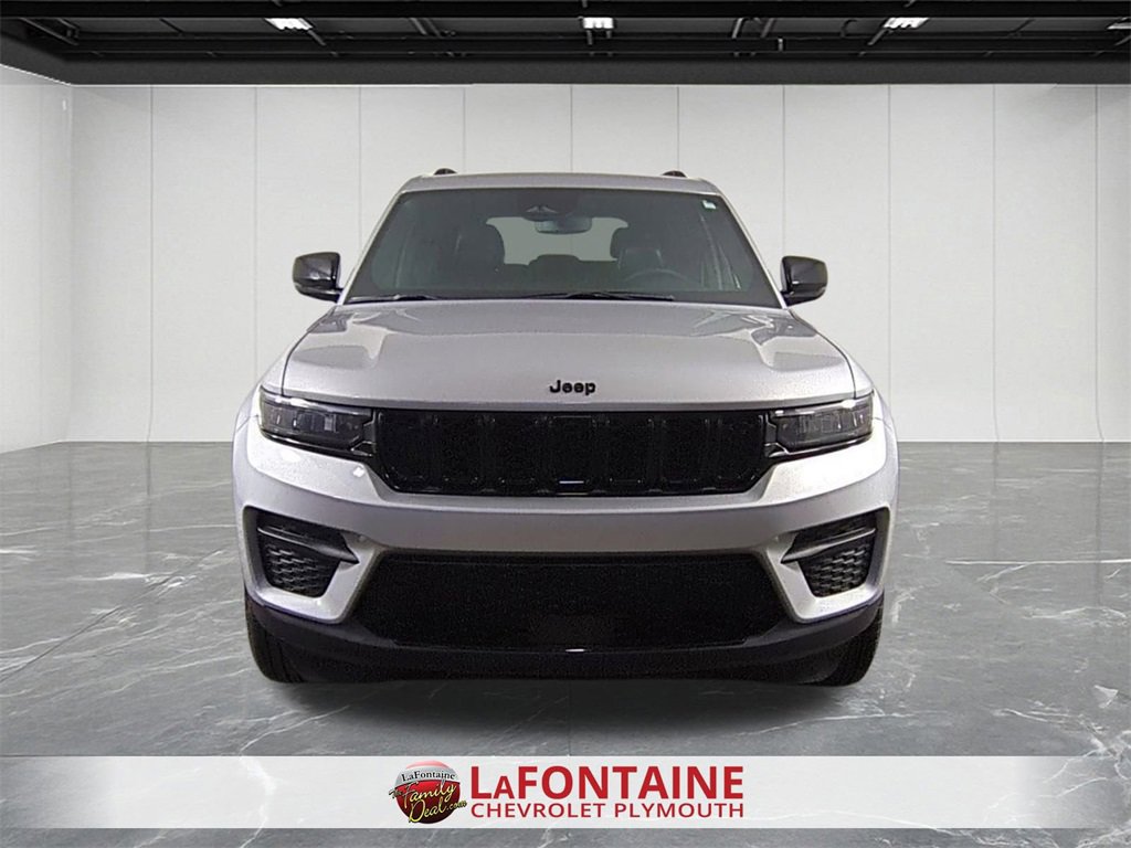 Used 2024 Jeep Grand Cherokee Altitude image 3