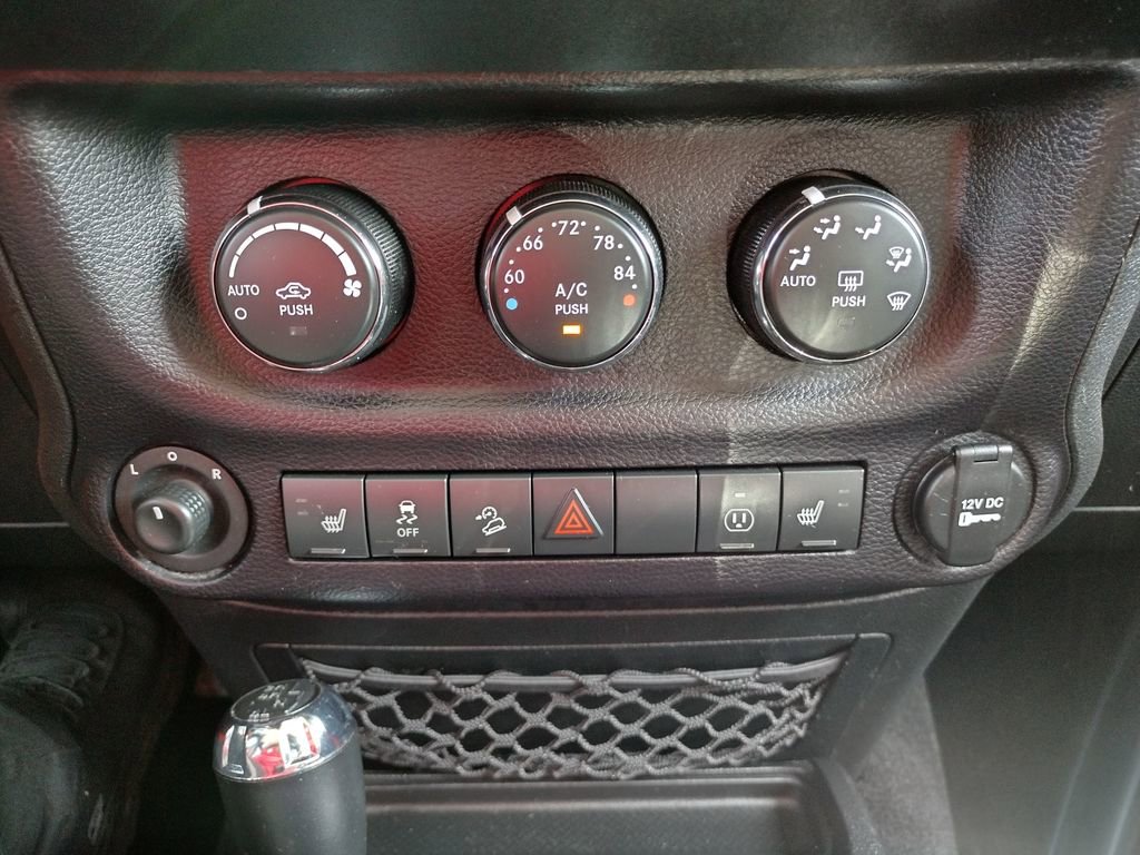 Used 2015 Jeep Wrangler Unlimited Rubicon w/ Connectivity Group AWD/4WD image 27
