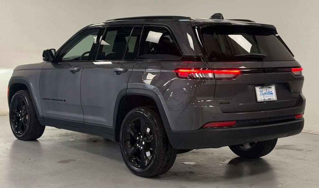 Used 2023 Jeep Grand Cherokee Limited w/ Black Appearance Package AWD/4WD image 4