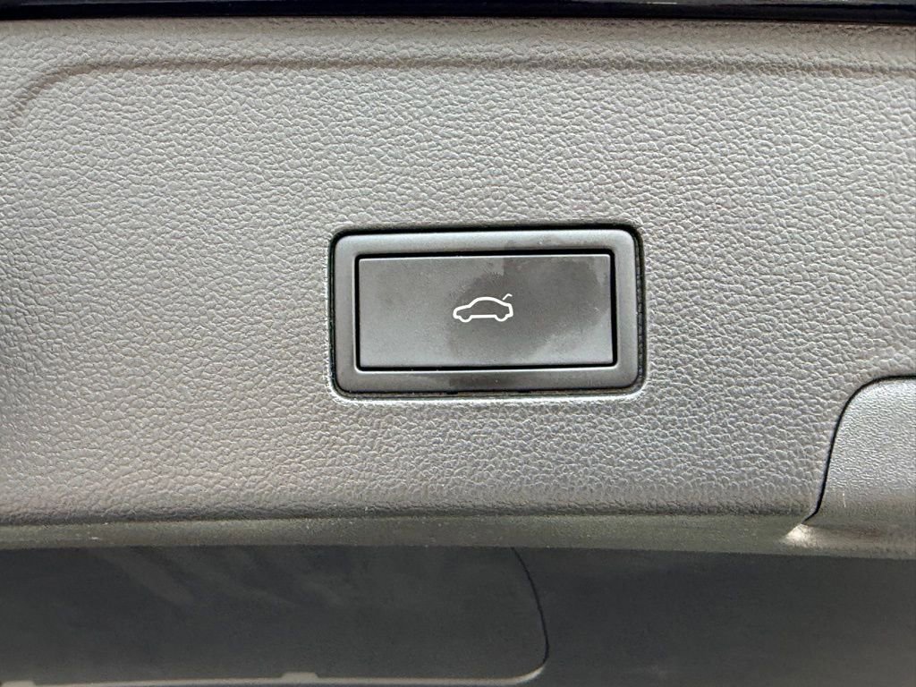 Used 2024 Volkswagen Atlas Cross Sport SE FWD image 9