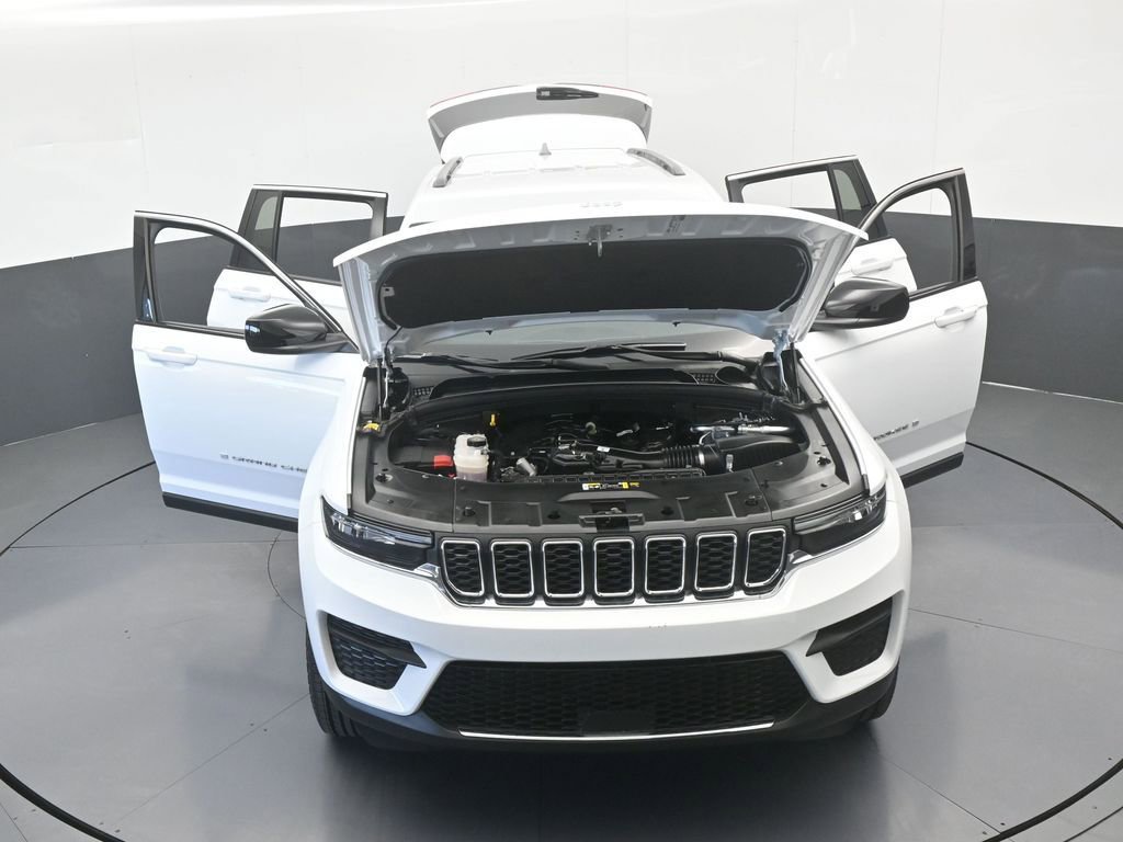 Used 2025 Jeep Grand Cherokee Laredo image 43